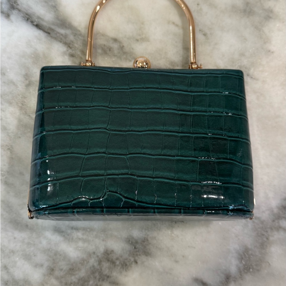Elegant Green Crocodile-Embossed Handbag Versona